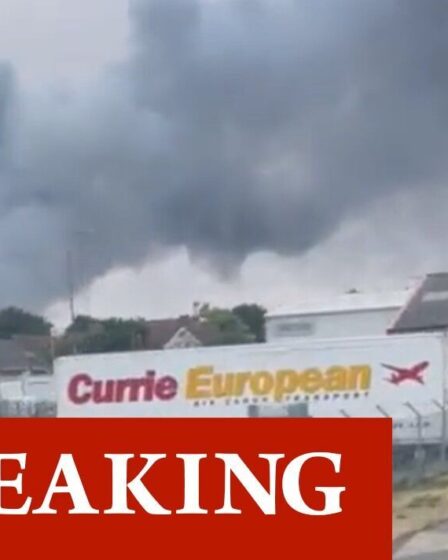 Incendie dans l'Essex: un énorme panache de fumée s'élève près du centre commercial Lakeside alors que l'incendie fait rage