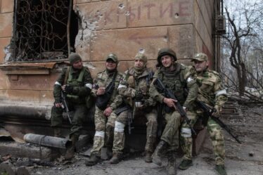 Les Ukrainiens implorent le monde de se souvenir de Kherson alors que les soldats russes abandonnés agissent avec insolence