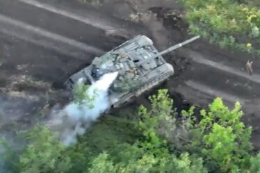 L'humiliation de Poutine exposée alors que la troupe russe abandonne le char et s'enfuit à pied après une embuscade