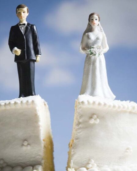 L'invité au mariage devient viral après avoir coupé le gâteau devant les mariés