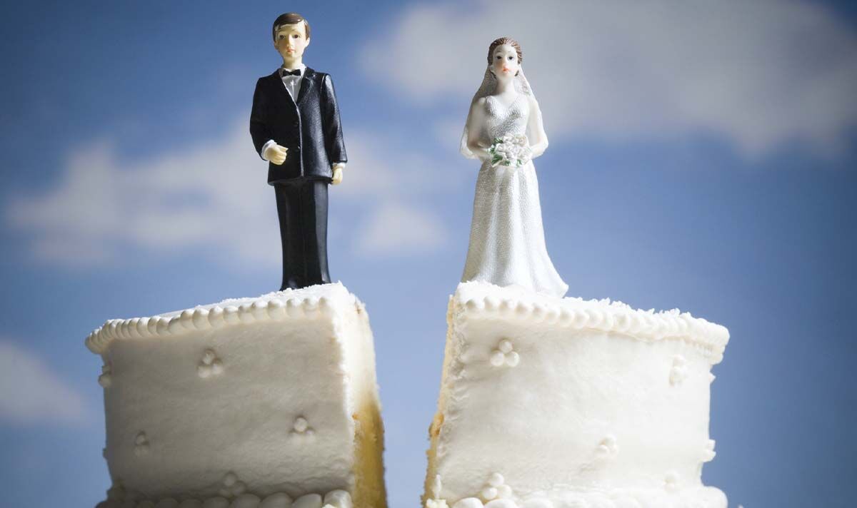 L'invité au mariage devient viral après avoir coupé le gâteau devant les mariés