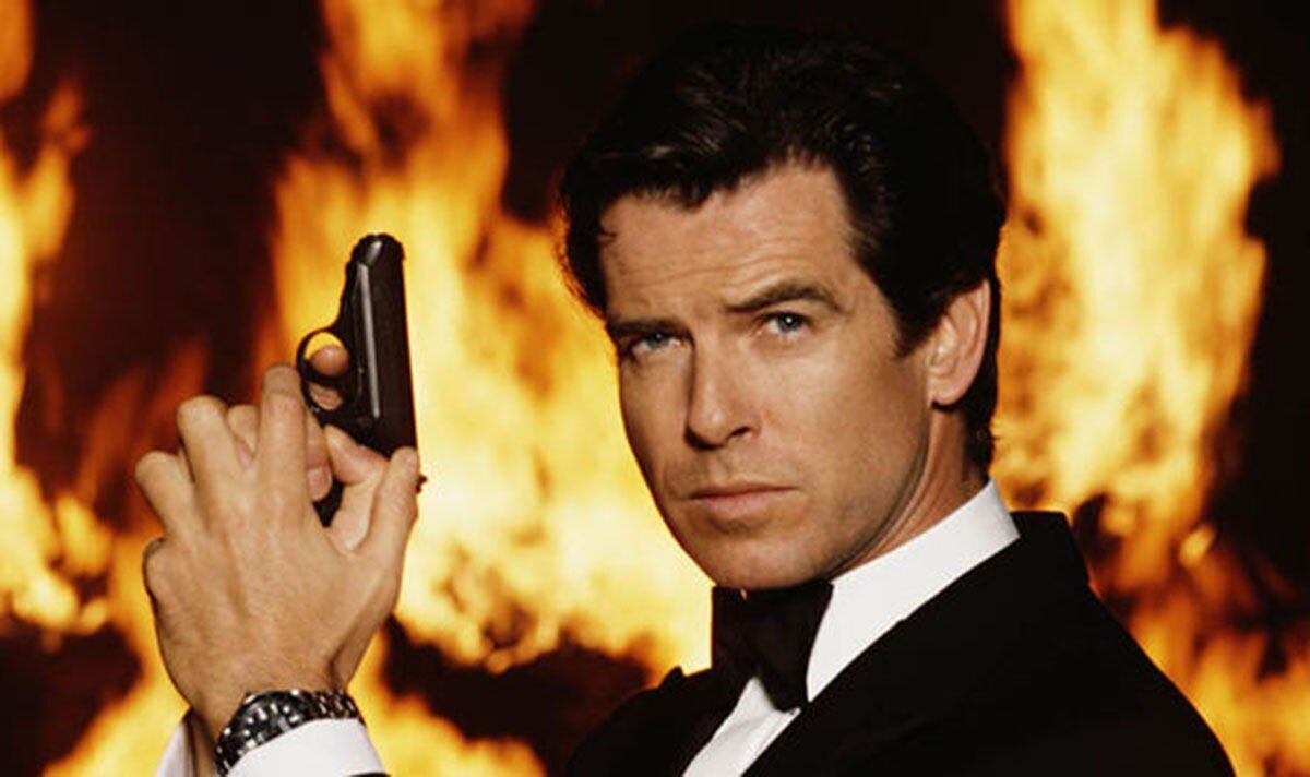 Pierce Brosnan a déclaré de quel James Bond il était «intimidé» dans un bel hommage