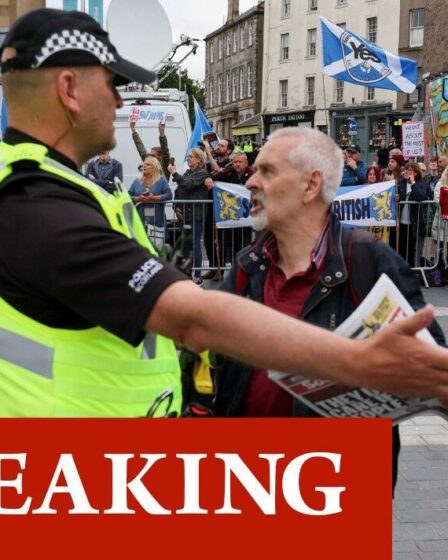 'Tory SCUM dehors!'  Des manifestations furieuses éclatent devant les rafles à la direction des Écossais alors que les conservateurs EGGED