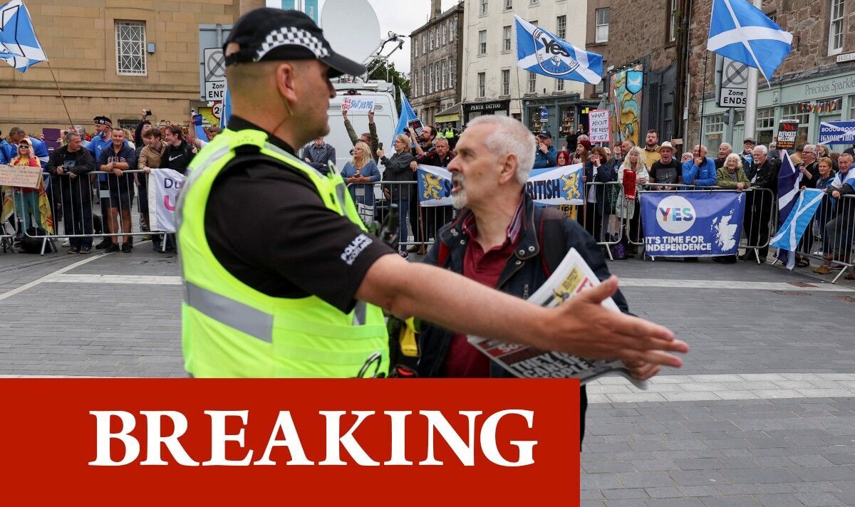 'Tory SCUM dehors!'  Des manifestations furieuses éclatent devant les rafles à la direction des Écossais alors que les conservateurs EGGED