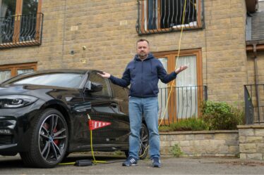 Un conducteur de BMW contraint de charger une voiture électrique de 50 000 £ par la fenêtre du premier étage