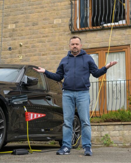 Un conducteur de BMW contraint de charger une voiture électrique de 50 000 £ par la fenêtre du premier étage
