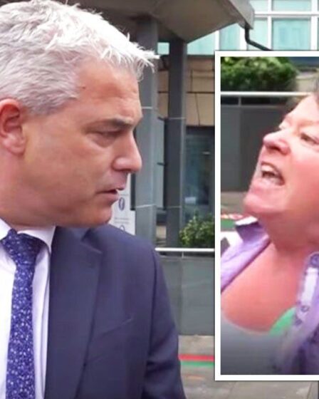 "Vous avez tout fait b *****" Une femme prend d'assaut l'interview de Steve Barclay pour réduire les temps d'attente des ambulances