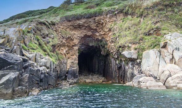 Grotte près de Mousehole, Cornwall 