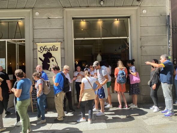 Italiens faisant la queue devant un magasin de pâtes