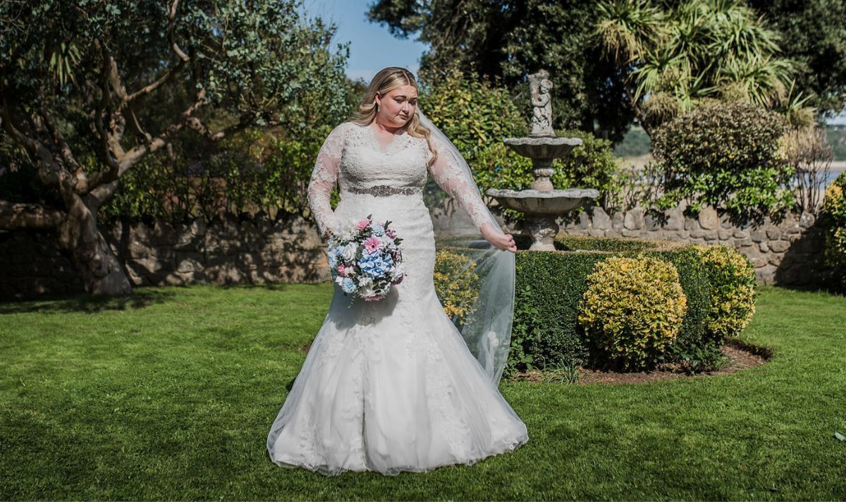 La mariée abandonnée poursuit son mariage à 12 000 £ après que le marié l'a levée le jour même