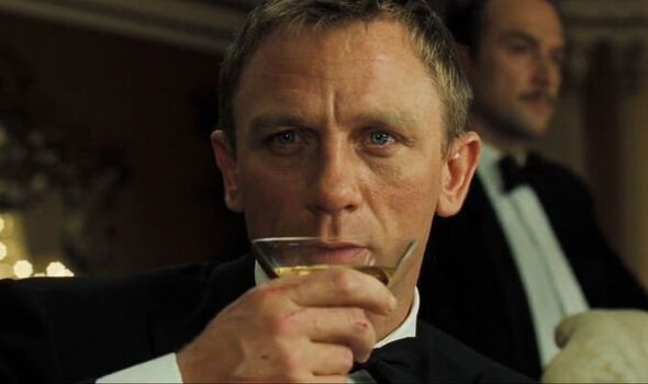 SÉRIEUSEMENT SECOUÉ : le martini de 007 a été dopé avec de la digitale