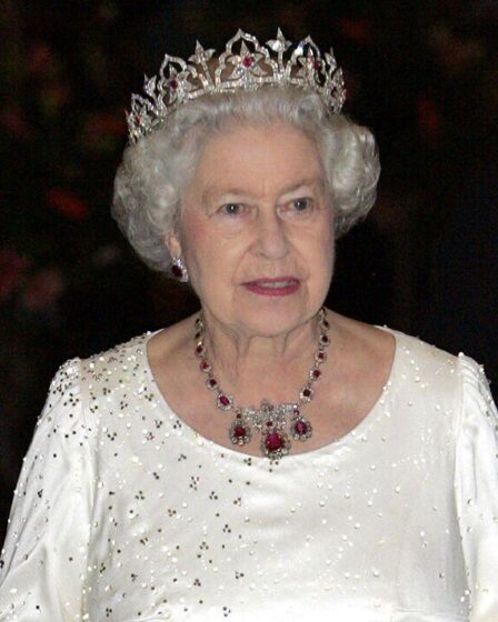 Diadème oriental : diadème victorien que la reine Elizabeth II n'a porté qu'une seule fois