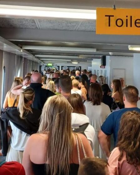 Fureur des passagers face aux files d'attente "ridicules" pour le contrôle des passeports à l'aéroport