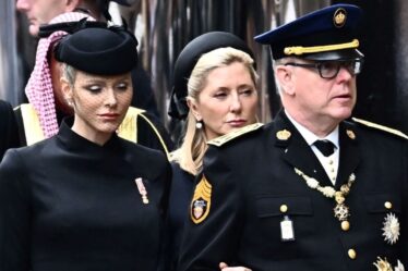 La princesse Charlene de Monaco revêt une robe respectueuse pour les funérailles de la reine avec une broche poignante