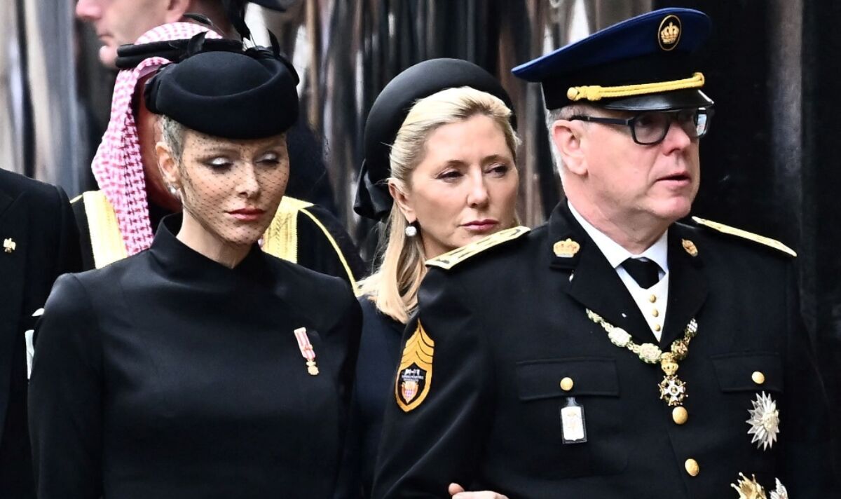 La princesse Charlene de Monaco revêt une robe respectueuse pour les funérailles de la reine avec une broche poignante