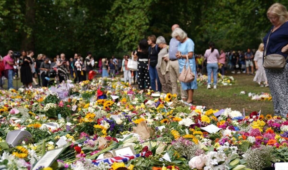 «La reine aurait voulu cela» Les personnes en deuil de Green Park déposent des hommages de fleurs et de cartes
