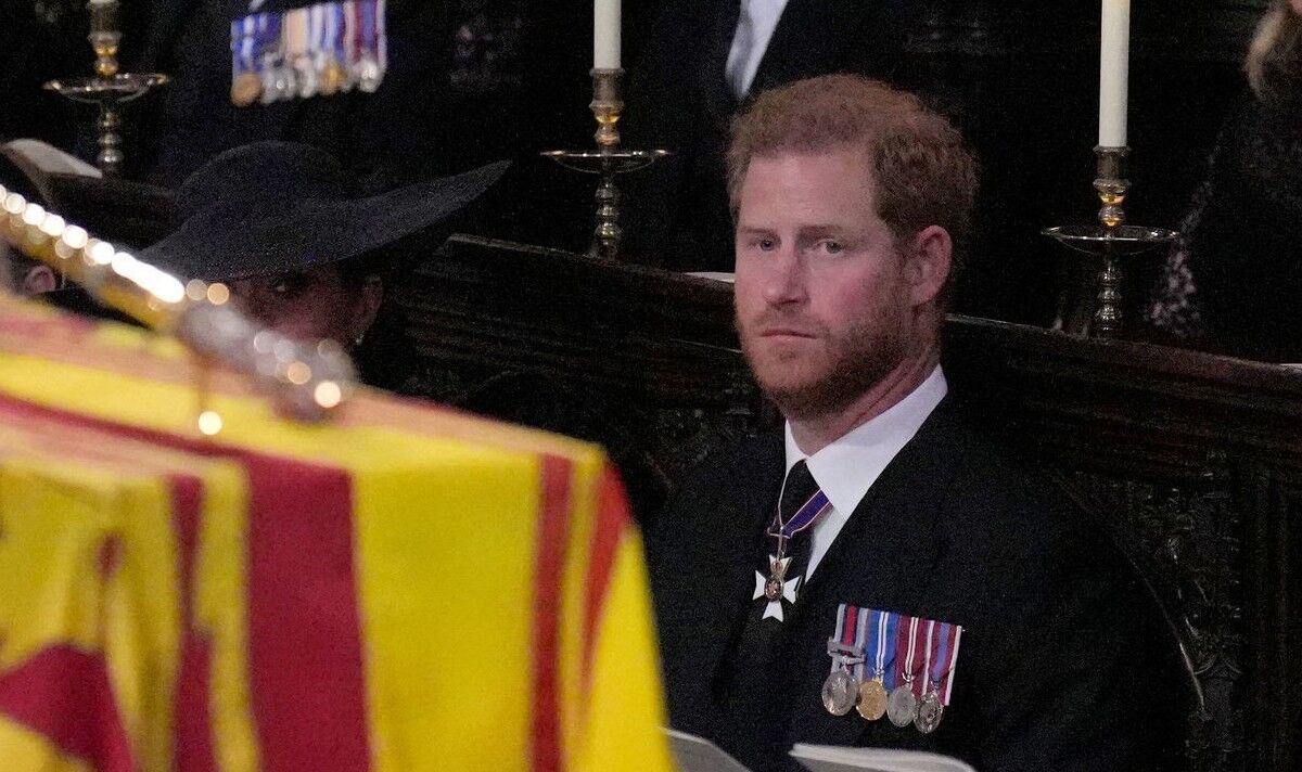 Le dernier au revoir de Harry: Prince regarde le cercueil de la reine descendre dans le Royal Vault