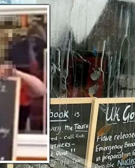 Le propriétaire d'une friterie qui a crié "Lizard Liz est mort" a des fenêtres brisées par la foule