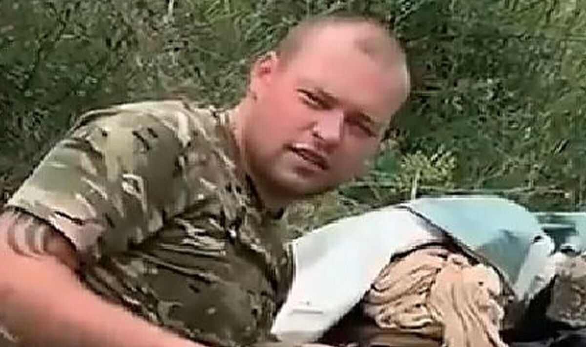 "L'humour de la potence à la guerre !"  Un soldat ukrainien utilise une grenade pour écraser des pommes de terre