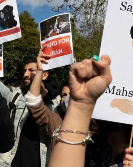 Manifestation à l'ambassade d'Iran: cinq policiers "grièvement blessés" et 12 personnes arrêtées