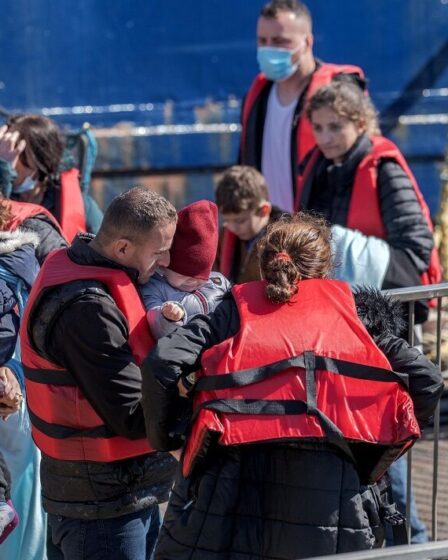 Près de 1 000 personnes pagayent à travers la Manche dans de minuscules bateaux en une journée