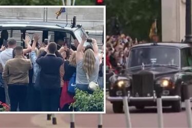 Royal Family LIVE: les enfants et petits-enfants de la reine sont visiblement bouleversés alors qu'ils remercient la foule