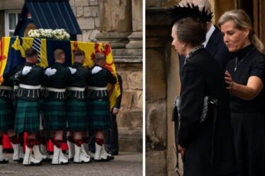 Sophie Wessex pose la main consolante sur la princesse Anne alors que le cercueil de la reine passe en deuil royal