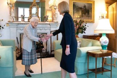 Sourire et poignée de main pour le 15e Premier ministre de Queen's