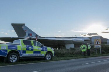 Un bombardier historique Vulcan manque de peu le trafic après avoir dépassé la piste