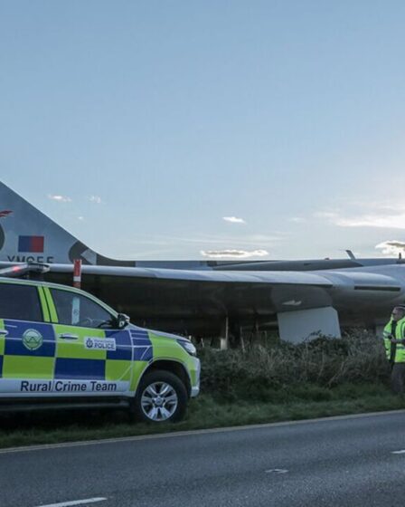 Un bombardier historique Vulcan manque de peu le trafic après avoir dépassé la piste