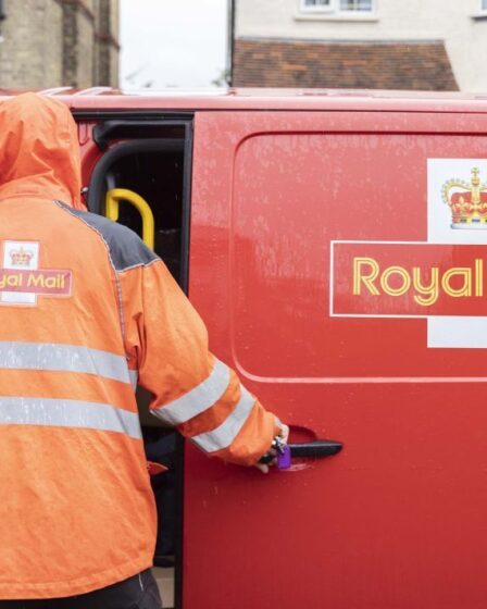 Un employé de Royal Mail explique le «P» sur les lettres alors que les propriétaires de chiens s'inquiètent