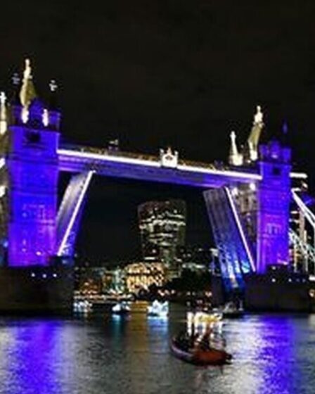Une flottille spectaculaire de 150 bateaux a navigué sur la Tamise pour rendre hommage à Queen