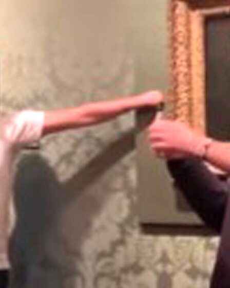 Just Stop Oil cible une autre œuvre d'art célèbre alors qu'un activiste colle sa tête à la peinture