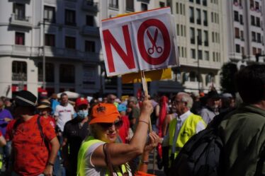 L'Espagne lance un nouvel avertissement aux voyageurs britanniques alors que les manifestations se multiplient dans la capitale