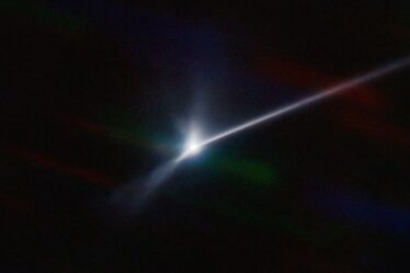 La NASA laisse une superbe piste de comète de 6 000 milles après avoir brisé un astéroïde lors d'un test de sauvegarde de la planète