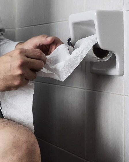 La cholurie est le symptôme « le plus précoce » du cancer du pancréas qui frappe aux toilettes