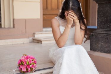 La mariée traumatisée après avoir été accusée d'intimider dans le discours de mariage brutal d'un ami