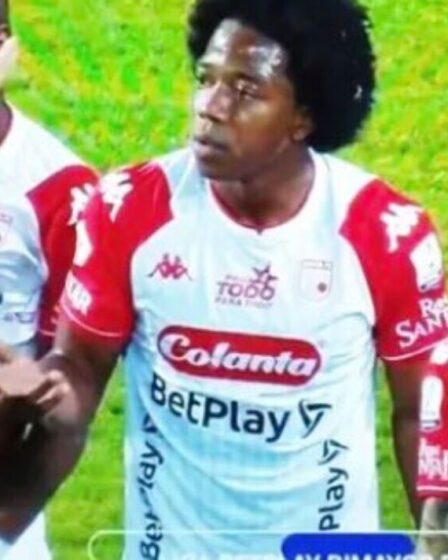 La star colombienne de première division sort son pénis pour empêcher son adversaire de marquer un coup franc
