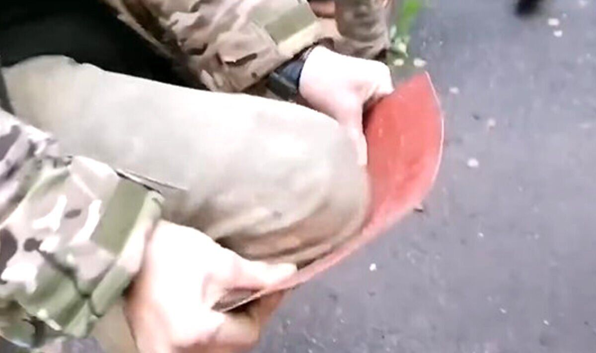 "Mieux avec une assiette": la Russie au bord du gouffre alors que l'effondrement de l'armée est mis à nu dans un clip humiliant