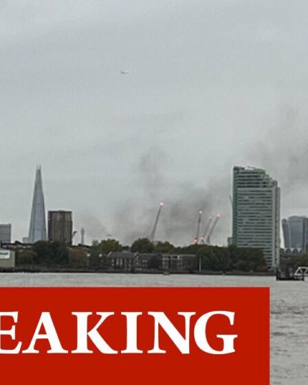 Une épaisse fumée remplit l'air de Londres alors qu'un énorme incendie se déclare près de Surrey Quays