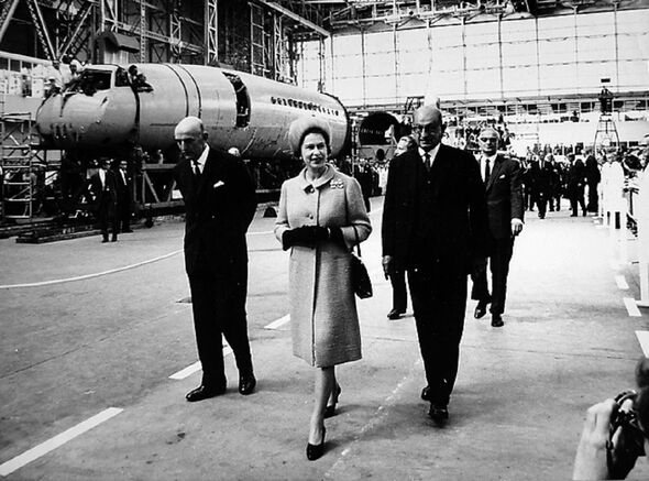 La reine visitant l'usine Filton de BAC 1966