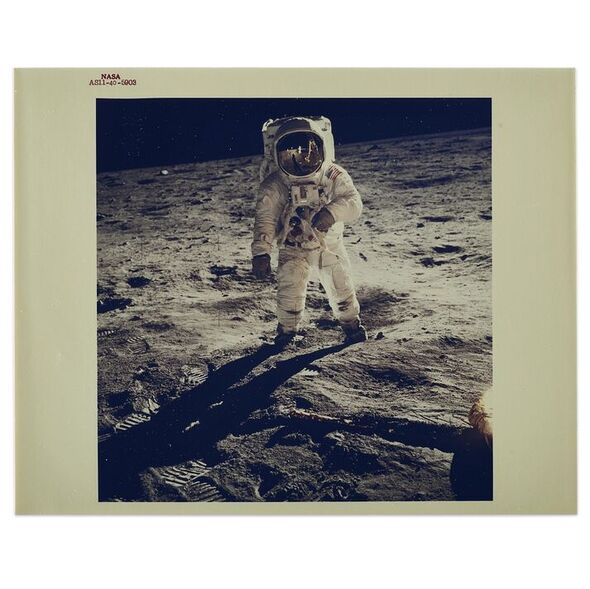 Armstrong vu dans le reflet de la visière d'Aldrin