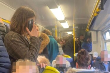 Chaos dans un train bondé alors que les passagers vomissent et s'évanouissent lors du "voyage de l'enfer"