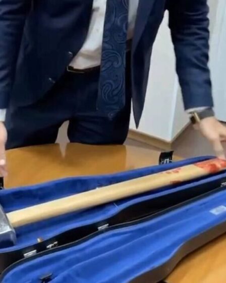 Des voyous de Wagner menacent d'envoyer un marteau avec des "traces de sang" au Parlement européen