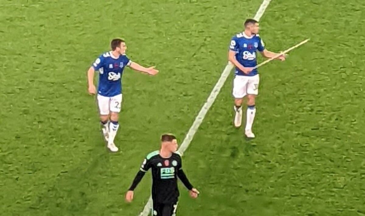 Everton vs Leicester interrompu par des feux d'artifice alors qu'un "fusée d'un mètre de long" atterrit sur le terrain