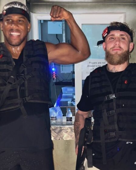 Jake Paul pose avec Anthony Joshua avant la confrontation de Tommy Fury au combat de Floyd Mayweather