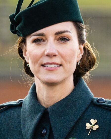 Kate porte une broche précédemment enfilée par la princesse Anne - symbolise "la foi, l'espoir et l'amour"