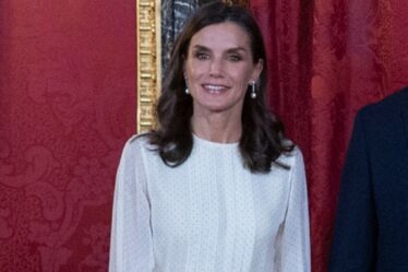 La reine Letizia sort vêtue de la même robe que sa fille de 15 ans, Infanta Sofia