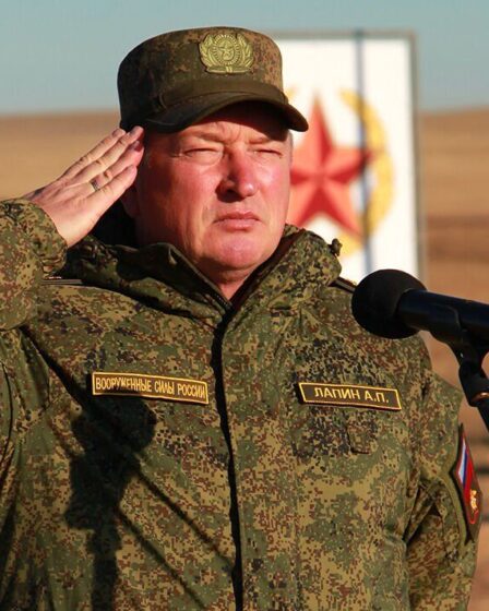 Le général en chef de Poutine surnommé « héros de la Russie » a été mystérieusement démis de ses fonctions