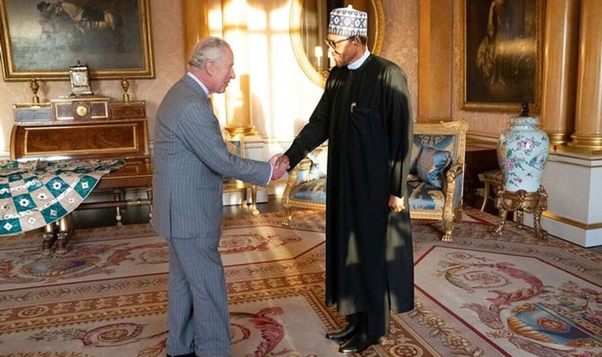 Le roi Charles efface l'épreuve des œufs en riant avec le président nigérian